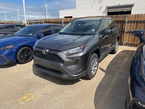 Used 2021 Toyota RAV4 LE image 3