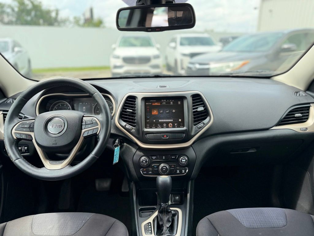 Used 2015 Jeep Cherokee Latitude FWD image 25