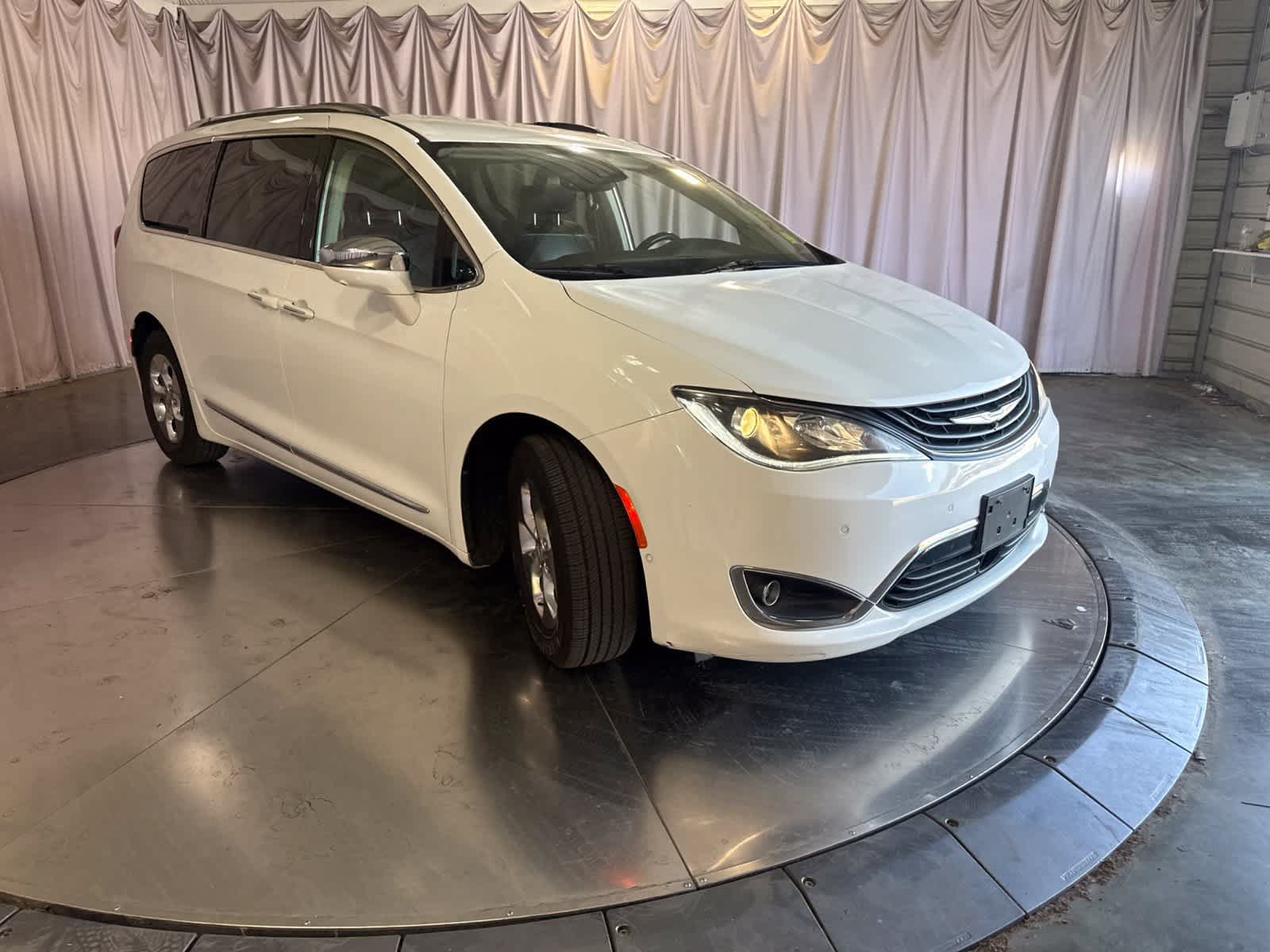 Used 2018 Chrysler Pacifica Limited w/ Advanced Safetytec Group FWD image 2
