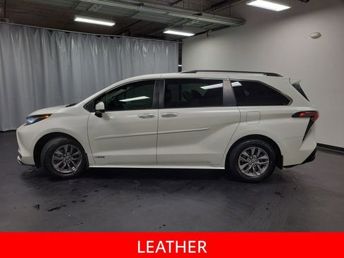 Used 2021 Toyota Sienna XLE image 5