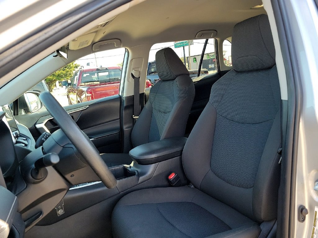 Used 2025 Toyota RAV4 LE AWD/4WD image 12