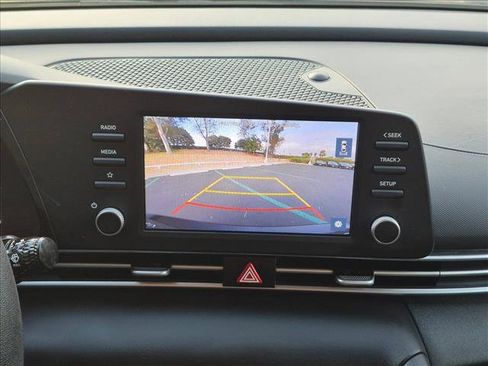Used 2022 Hyundai Elantra SE FWD image 14