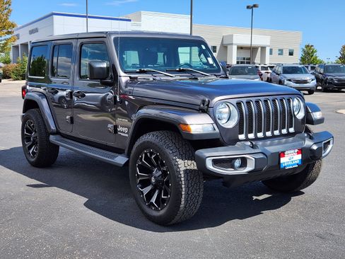 Used 2018 Jeep Wrangler Unlimited Sahara AWD/4WD image 4