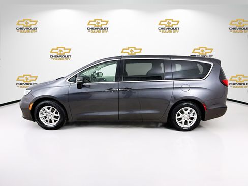 Used 2023 Chrysler Pacifica Touring-L FWD image 4