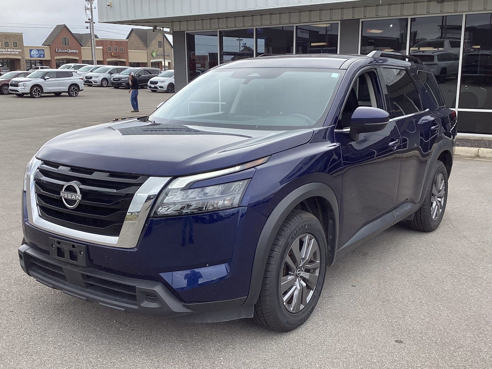 Used 2024 Nissan Pathfinder SV AWD/4WD image 1