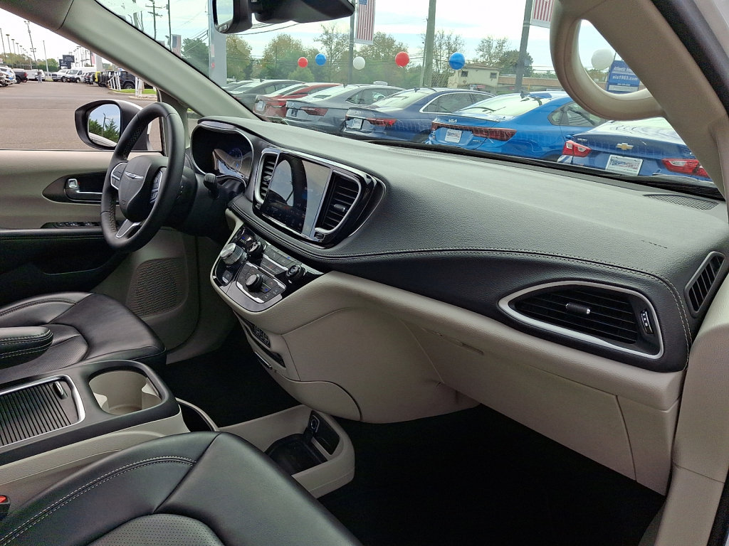 Certified 2023 Chrysler Pacifica Touring-L w/ Uconnect Theater Family Group AWD/4WD image 11