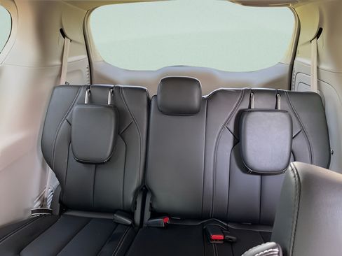 Used 2024 Chrysler Pacifica Limited FWD image 15