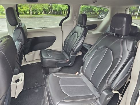 Used 2023 Chrysler Pacifica Touring-L FWD image 18