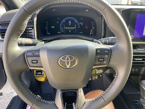 Used 2025 Toyota Camry SE FWD image 35