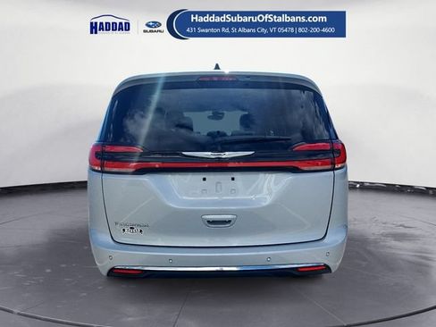 Used 2024 Chrysler Pacifica Touring-L FWD image 4