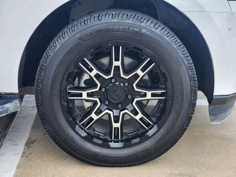 Used 2019 Ford Expedition Max XLT w/ Equipment Group 202A image 10