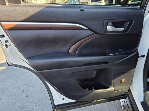 Used 2016 Toyota Highlander Limited image 24