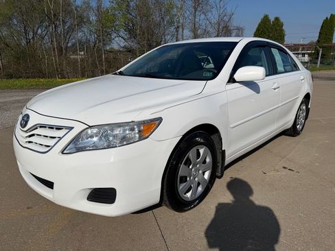 Used 2011 Toyota Camry LE image 1