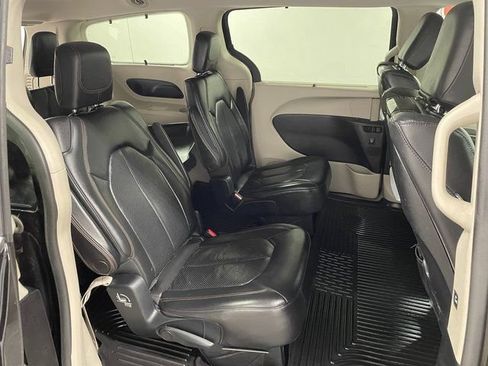 Used 2017 Chrysler Pacifica Touring-L Plus w/ Uconnect Theatre Group FWD image 24