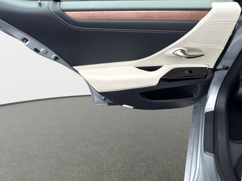 Used 2025 Lexus ES 350 w/ Premium Package image 11