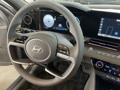 Used 2024 Hyundai Elantra SEL image 28