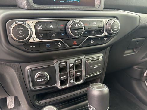 Used 2023 Jeep Wrangler Unlimited Sahara w/ Cold Weather Group AWD/4WD image 19
