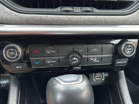 Used 2024 Jeep Compass Latitude image 27