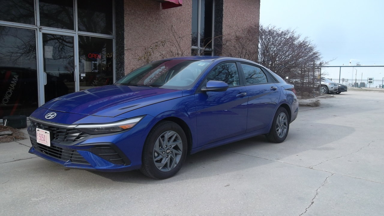 Used 2025 Hyundai Elantra Hybrid FWD image 1
