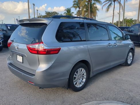 Used 2017 Toyota Sienna Limited image 5