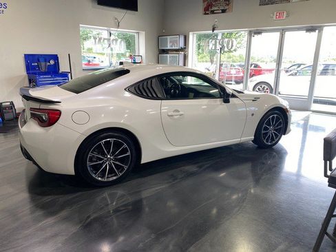 Used 2017 Toyota 86 RWD image 2