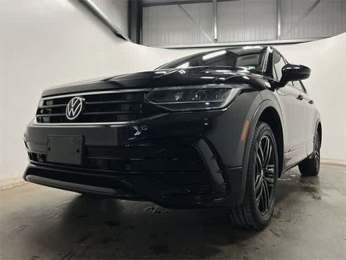Certified 2022 Volkswagen Tiguan SE R-Line image 29