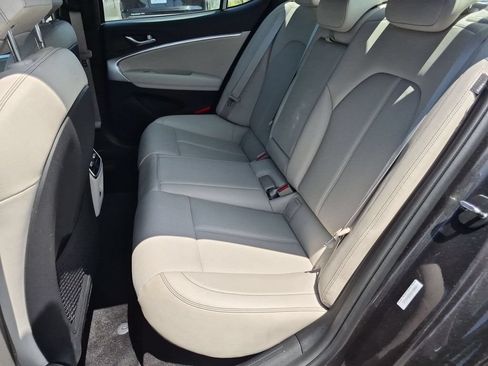 Used 2025 Genesis G70 2.5T RWD image 28