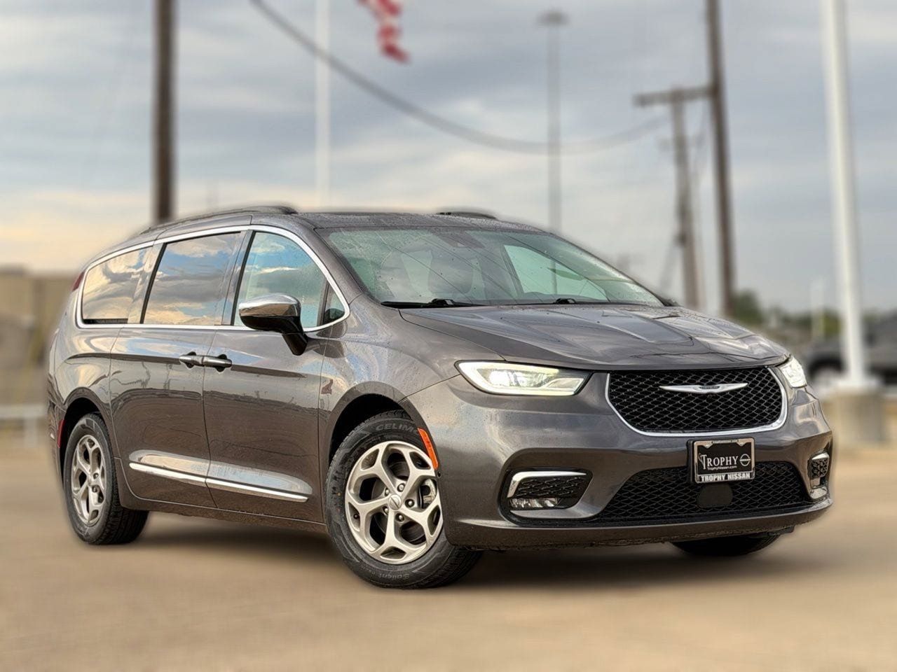 Used 2023 Chrysler Pacifica Limited FWD image 2