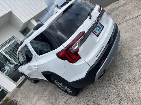 Used 2023 GMC Acadia SLT AWD/4WD image 6