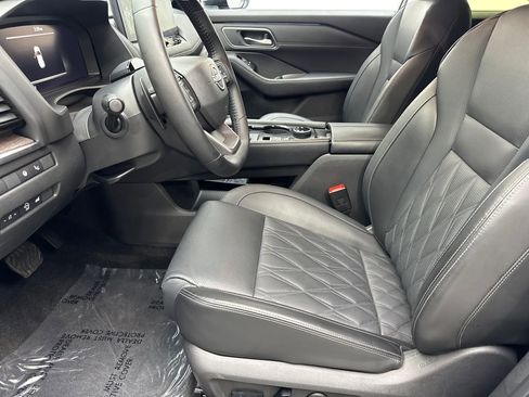 Used 2025 Nissan Rogue Platinum w/ Tech Package image 26