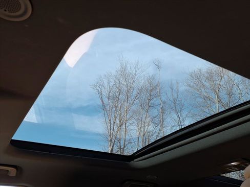 Certified 2024 Land Rover Discovery Dynamic SE image 19