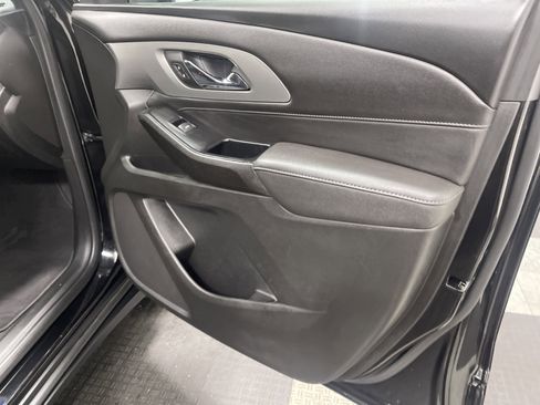 Used 2023 Chevrolet Traverse LT image 25