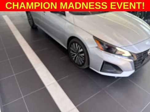 Used 2024 Nissan Altima 2.5 SV image 2