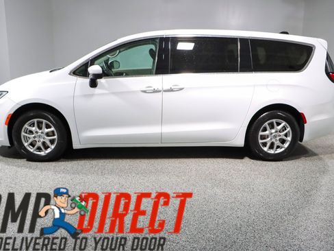 Used 2023 Chrysler Pacifica Touring-L FWD image 10