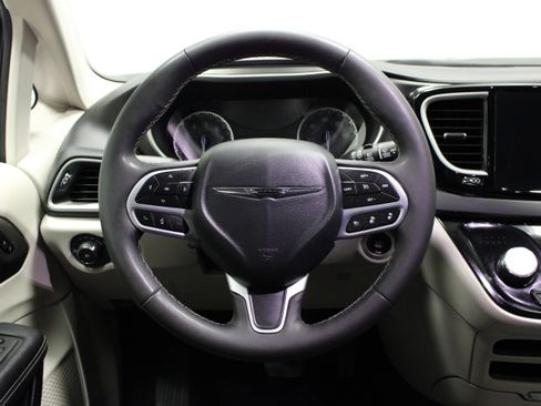 Used 2024 Chrysler Pacifica Touring-L FWD image 21