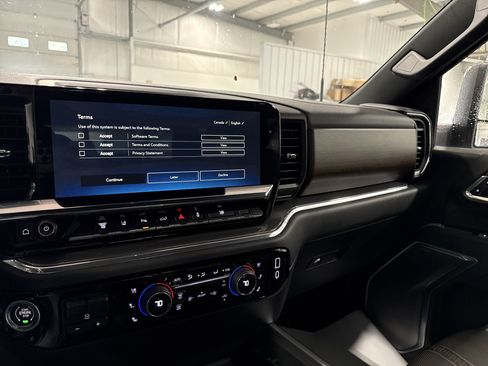 Used 2025 Chevrolet Silverado 2500 High Country w/ Technology Package AWD/4WD image 12