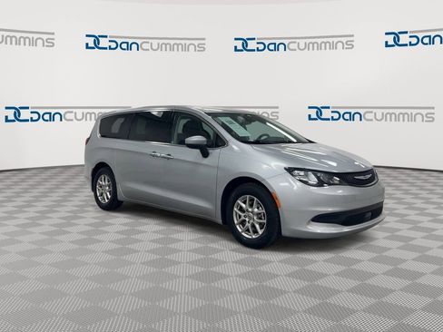 Used 2023 Chrysler Voyager LX image 2