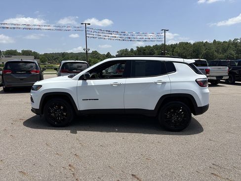 Used 2025 Jeep Compass Latitude w/ Convenience Group AWD/4WD image 2