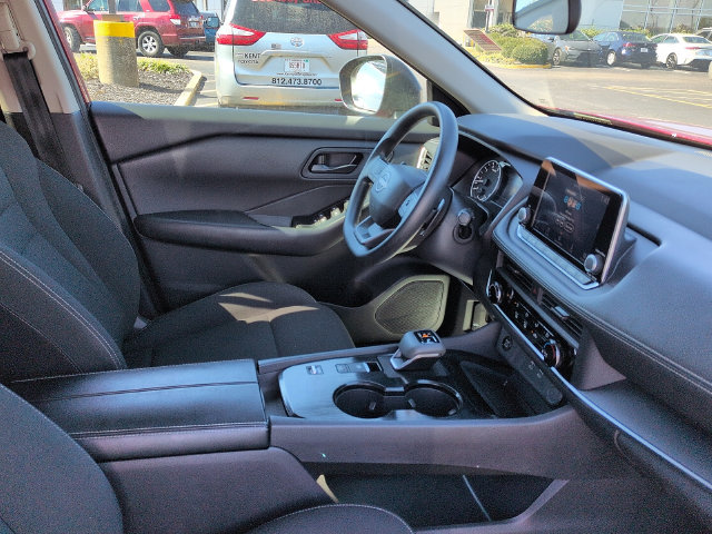 Used 2025 Nissan Rogue S FWD image 10
