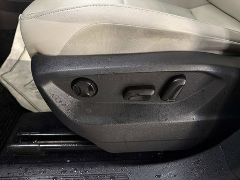 Used 2020 Volkswagen Tiguan SE image 51