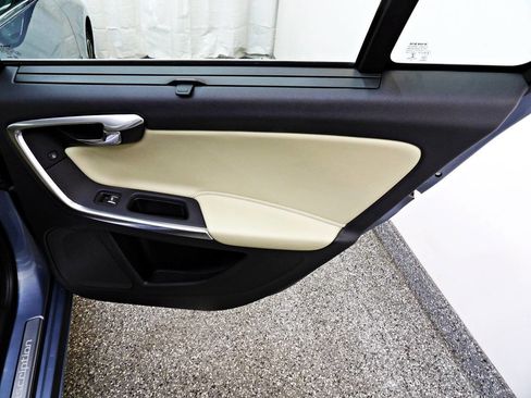 Used 2017 Volvo S60 T5 Inscription image 12