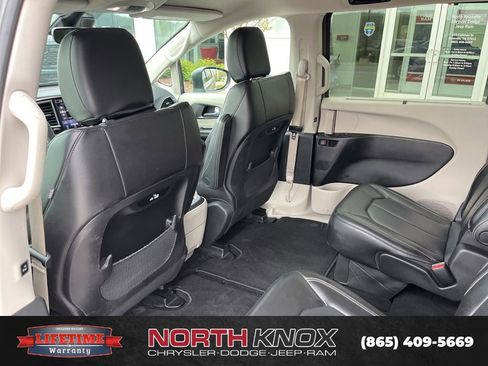 Used 2023 Chrysler Pacifica Touring-L FWD image 15