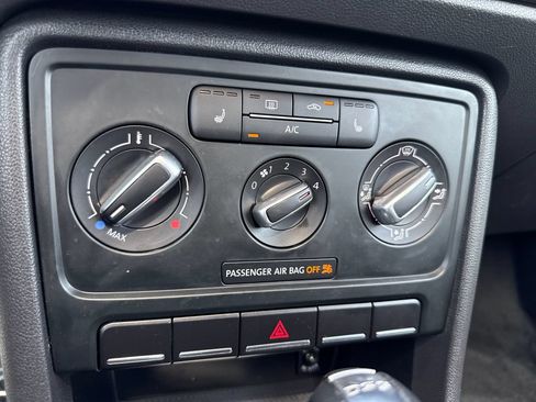 Used 2013 Volkswagen Beetle Turbo FWD image 21