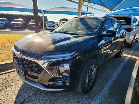 Certified 2025 Chevrolet Trax LT w/ LT Convenience Package image 2