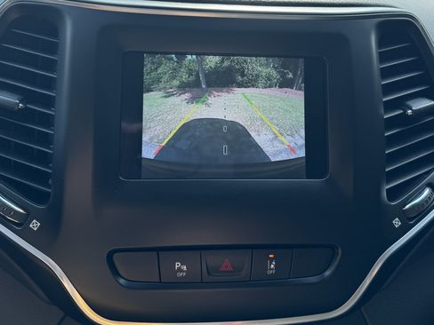 Used 2021 Jeep Cherokee Latitude Plus w/ Sun & Sound Group FWD image 10