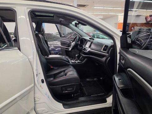 Used 2019 Toyota Highlander SE AWD/4WD image 10