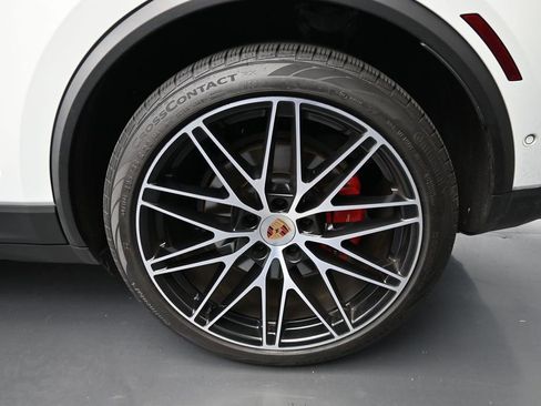 Certified 2025 Porsche Macan 4S Electric AWD/4WD image 9