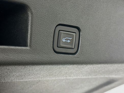 Used 2025 Chevrolet Traverse LT image 31