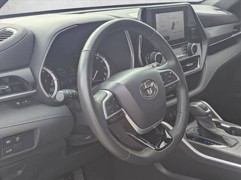 Used 2023 Toyota Highlander XSE AWD/4WD image 9