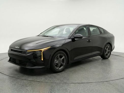 Used 2025 Kia K4 LXS image 3
